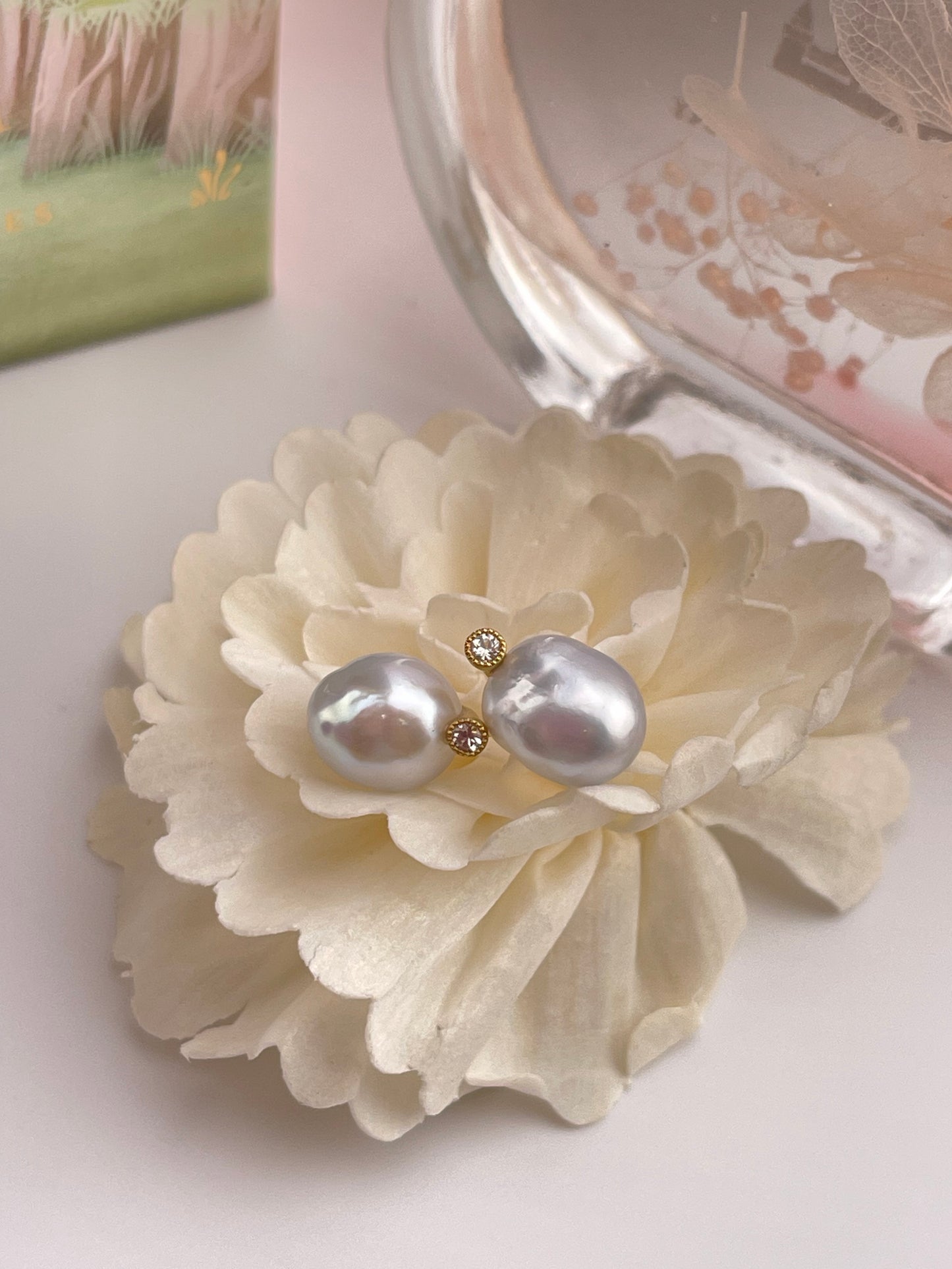 18k South Sea Pearl White Sapphire Stud Earring